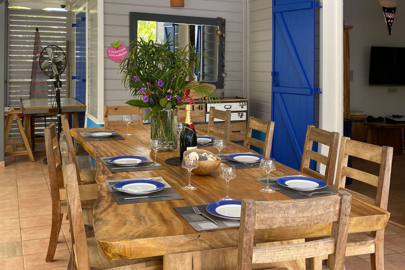 Location Belle villa Martinique Cap Est salle manger