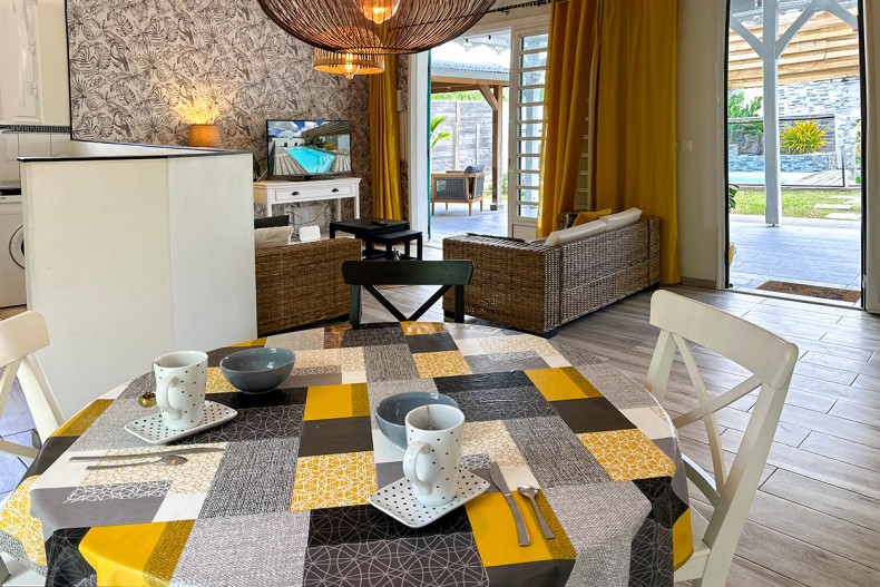 Petite Cascade de Sainte Anne table