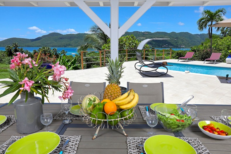 Villa Sainte Anne piscine vue mer  table vue