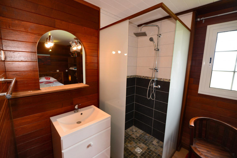 la chambre 1 et son coin SBE avec WC