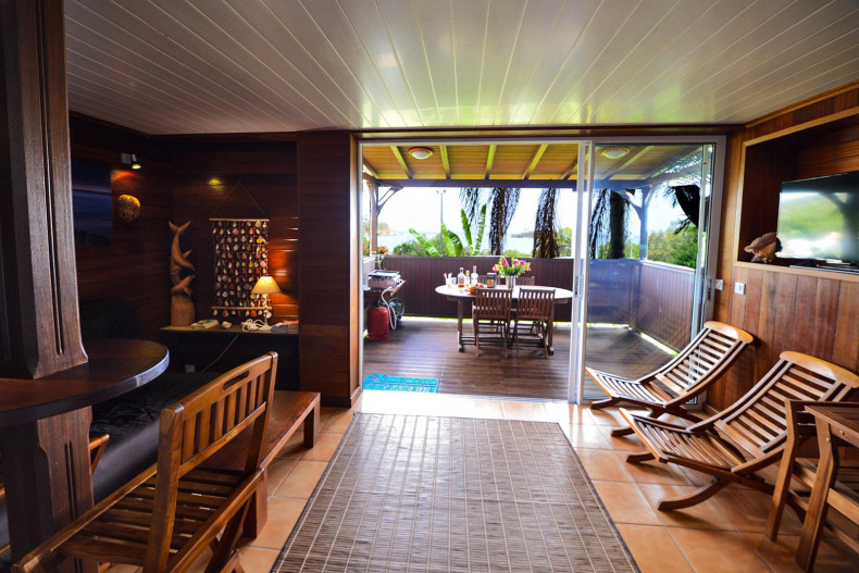 L'entrée de l'appartement du bas