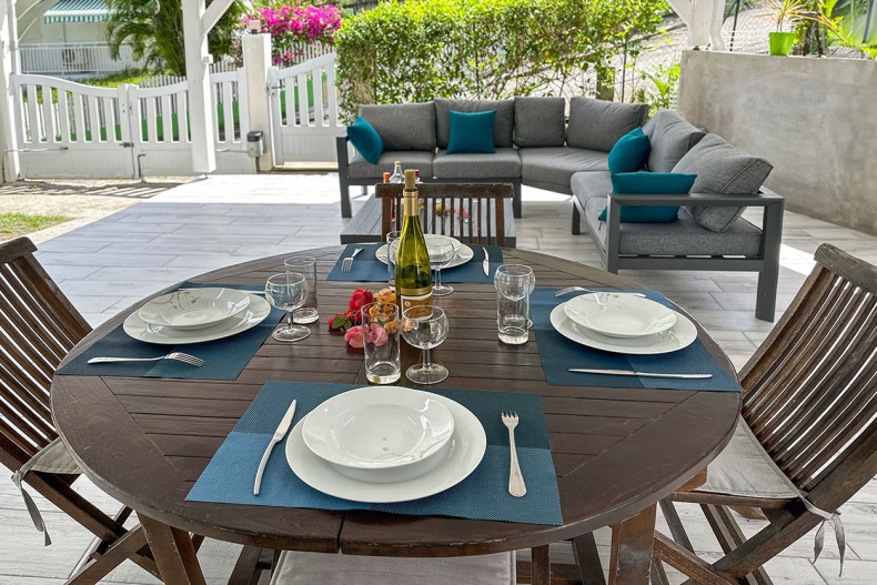 Ti Kai Line bas villa location trois-ilets table