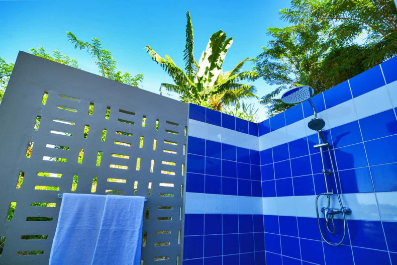 Douche extérieure hébergement de luxe martinique