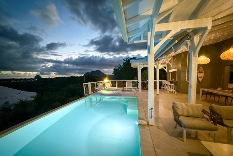 villa Martinique Diamant la nuit