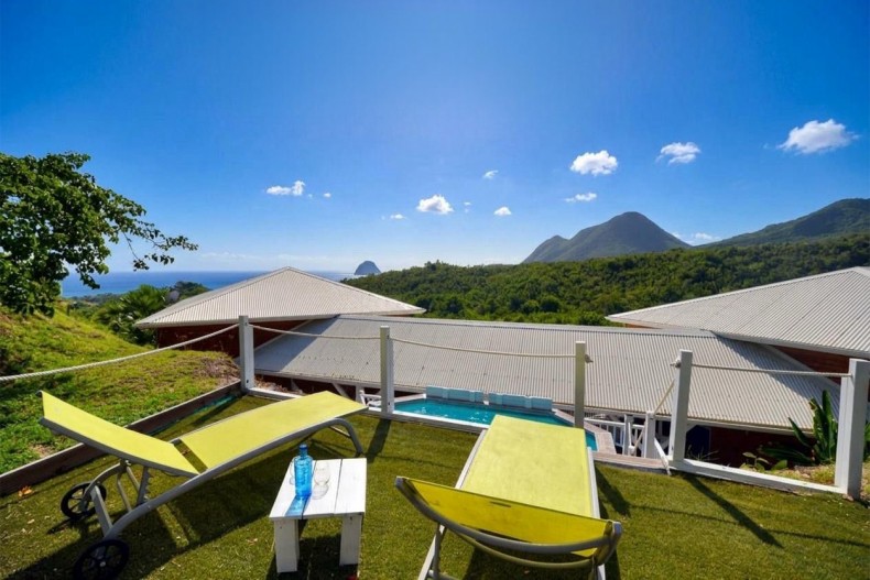 Location villa blanche du Diamant piscine vue mer et rocher du diamant