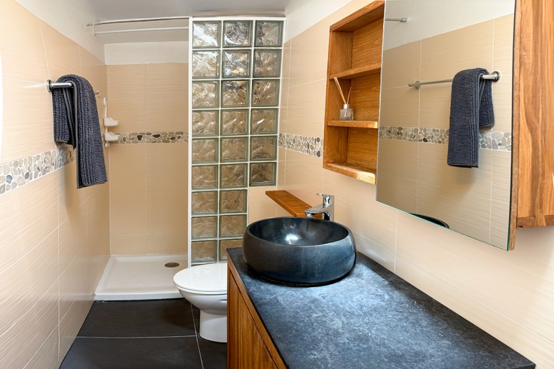 La salle d'eau de l'étage