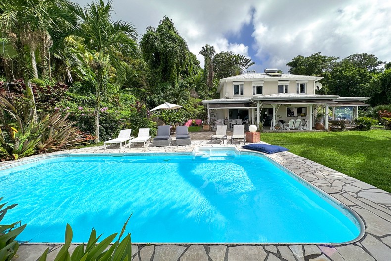 Villa le Lamentin Martinique avec piscine roche volcanique-