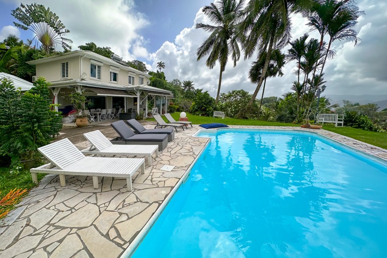 Villa le Lamentin Martinique avec piscine roche volcanique