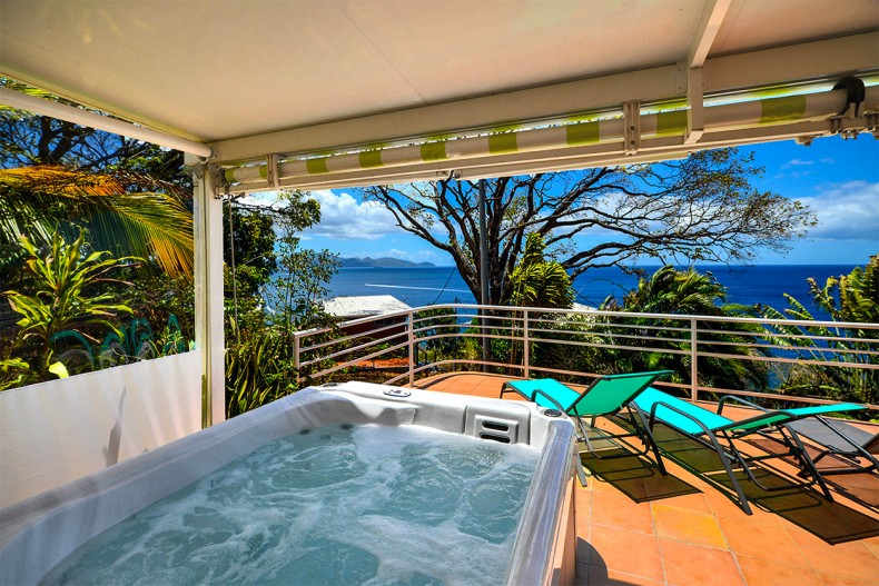 Location appartement 2 chambres Schoelcher Vue Mer spa