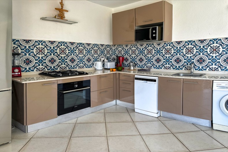 La cuisine bien équipée sur la terrasse à Tartane