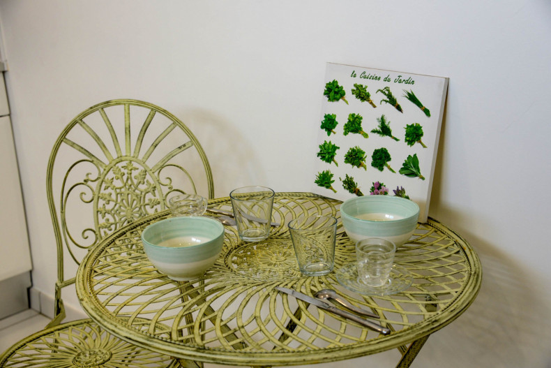 Une petite table dans la cuisine