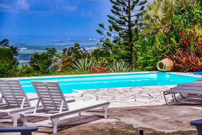 Villa-le-Lamentin-vue mer Martinique-avec-piscine-roche-volcanique