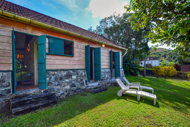 L'entrée par la cuisine et le salon, la Maison du Géreur