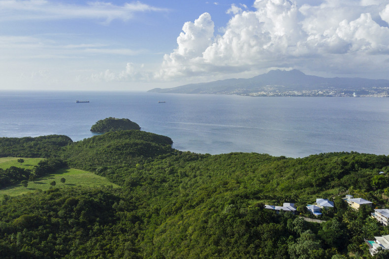 Baie de Fort de france vue des trois ilets et pitons du carbet