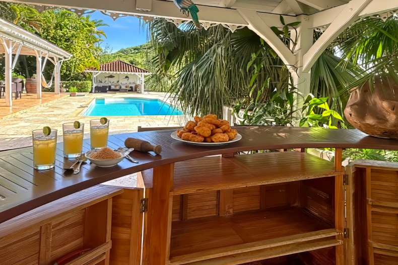 Villa de luxe Martinique vue sur le rocher du Diamant bar carbet