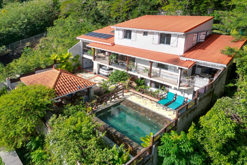 Bas de villa avec piscine fort de france