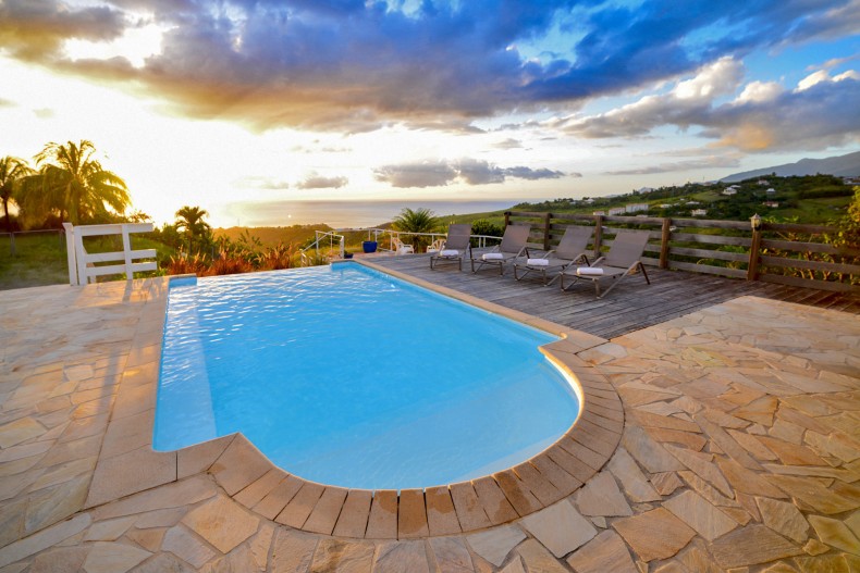 Plonger dans la piscine et la Mer Caraïbes