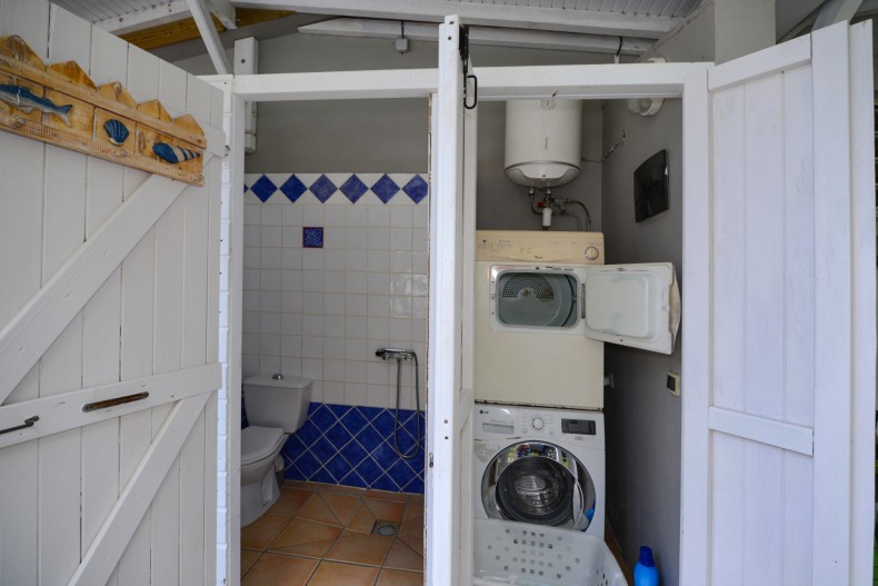 Douche extérieure et buanderie