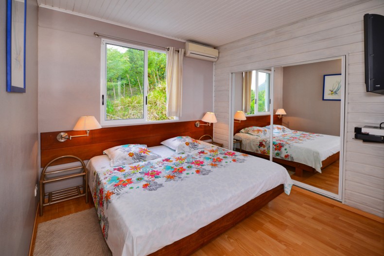 La chambre 2 (à l'étage): un lit 180x200 Bel Case