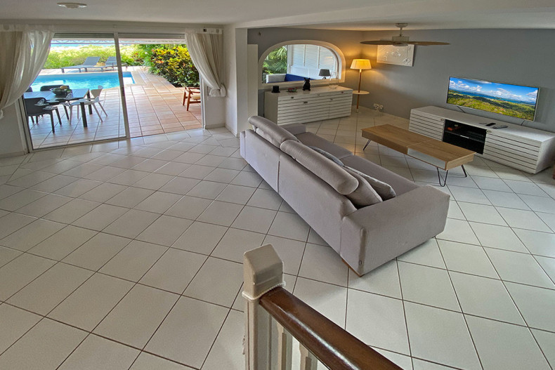 Belle grande villa trois ilets salon tv