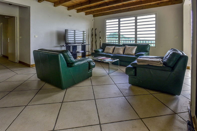 Belle Villa Saine Luce Martinique piscine Salon TV
