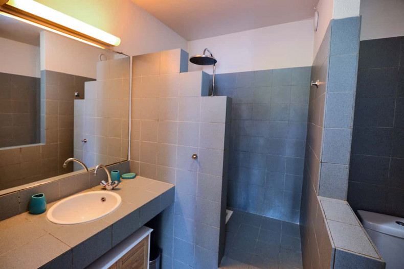 La salle d'eau du bas