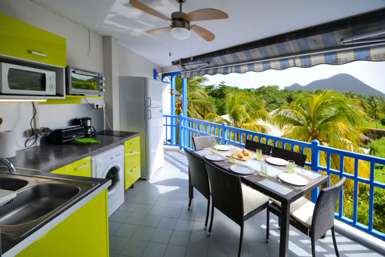 la cuisine sur la terrasse face à la femme couchée