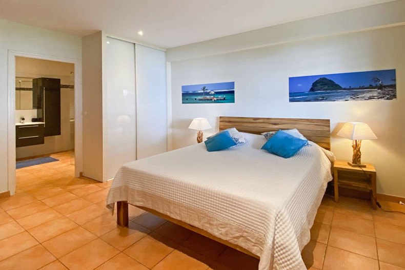 La chambres avec deux lits de la villa