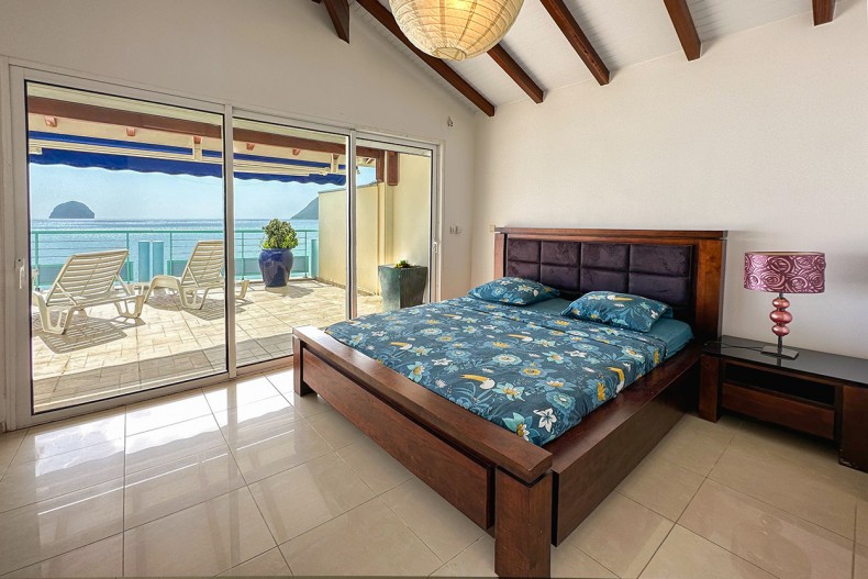 La chambre parentale vue sur le rocher