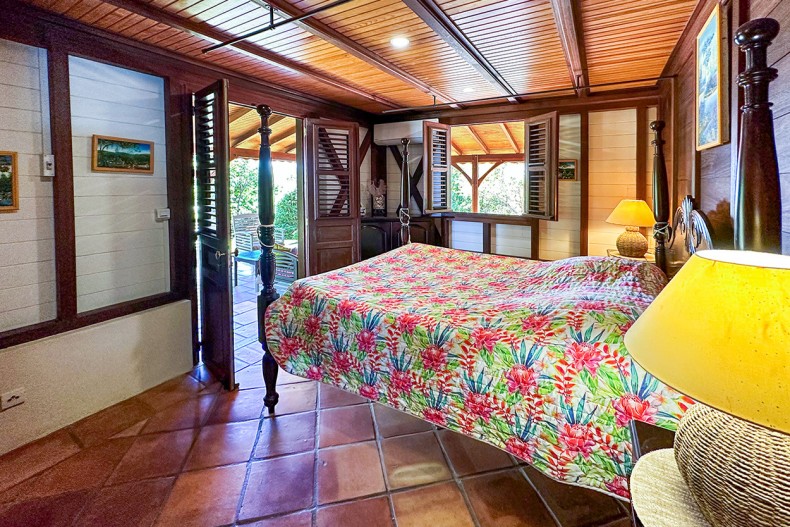 La chambre climatisée au rez de jardin martinique