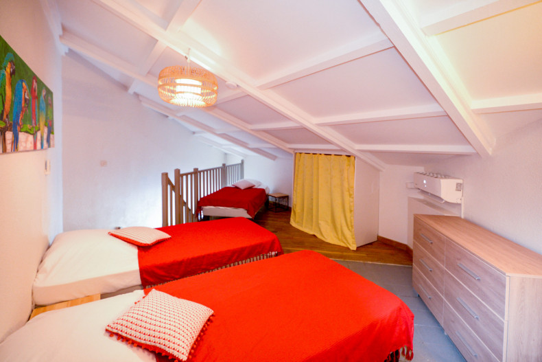 La chambre à l'étage 3 lits 90