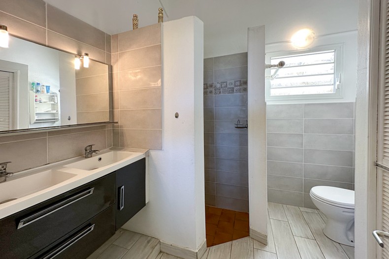 La salle d'eau de la chmabre principale