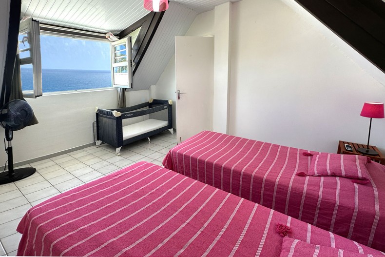 Surf & Famille CHBRE 3 La chambre 2 à l'étage climatisée lit 140