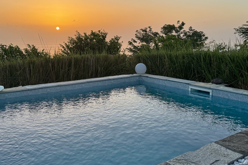 Location petite maison le carbet Martinique piscine couché de soleil