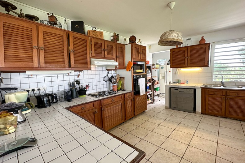 La cuisine et son bar americain