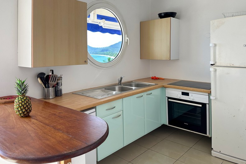 La cuisine vue sur le rocher du Daimant