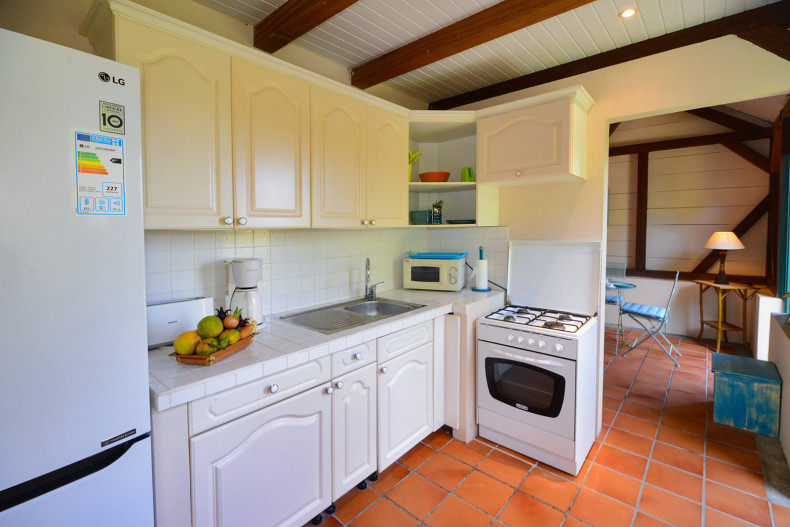 La cuisine équipée de la case à Lucie