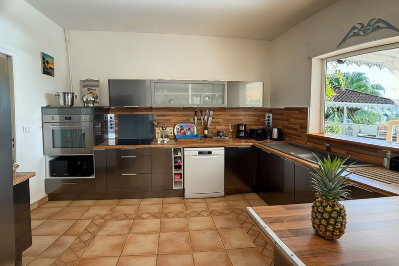 Villa de luxe Martinique vue sur le rocher du Diamant cuisine