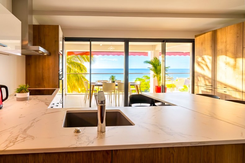 cuisine vue résidence de luxe F4 Schoelcher vue mer