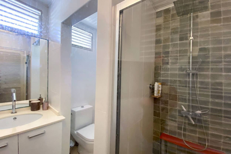 La salle d'eau commune aux 2 chambres