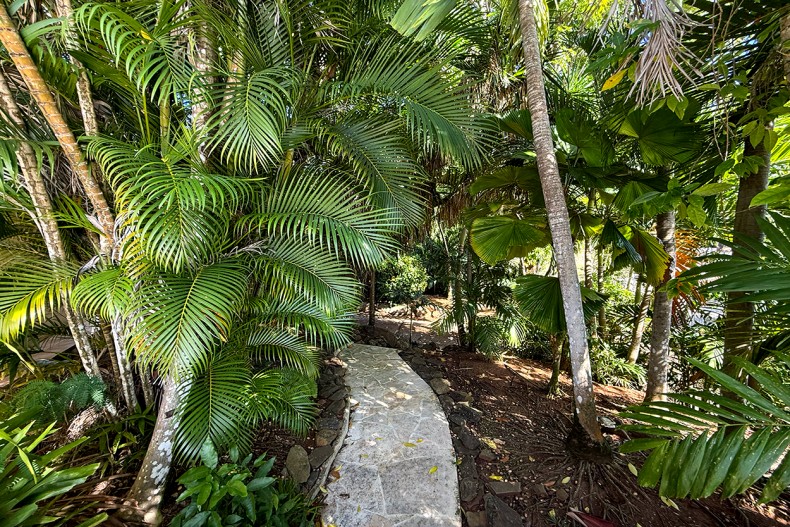 Villa de luxe Martinique vue sur le rocher du Diamant chemin