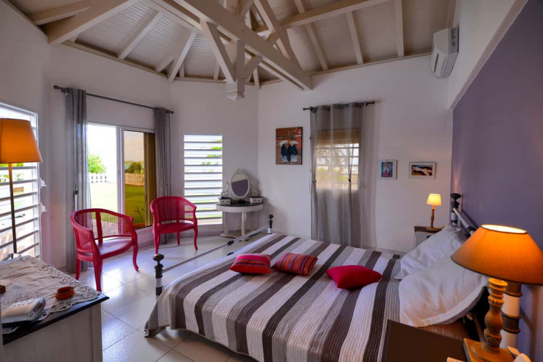 La Chambre principale au bord de la piscine