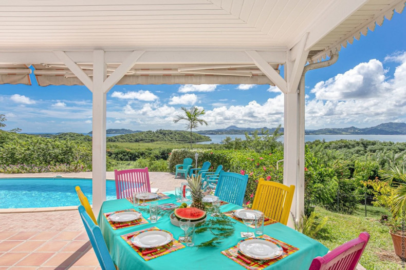 La salle à manger sur la terrasse villa le robert