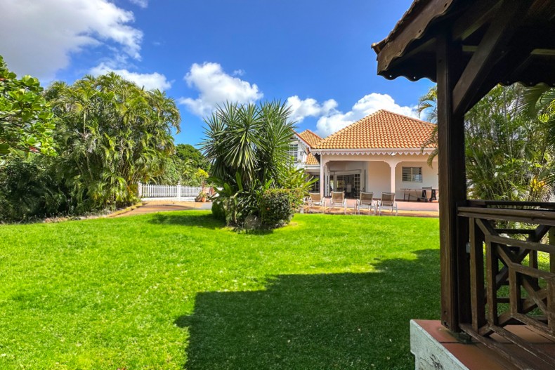 Dans un grand jardin