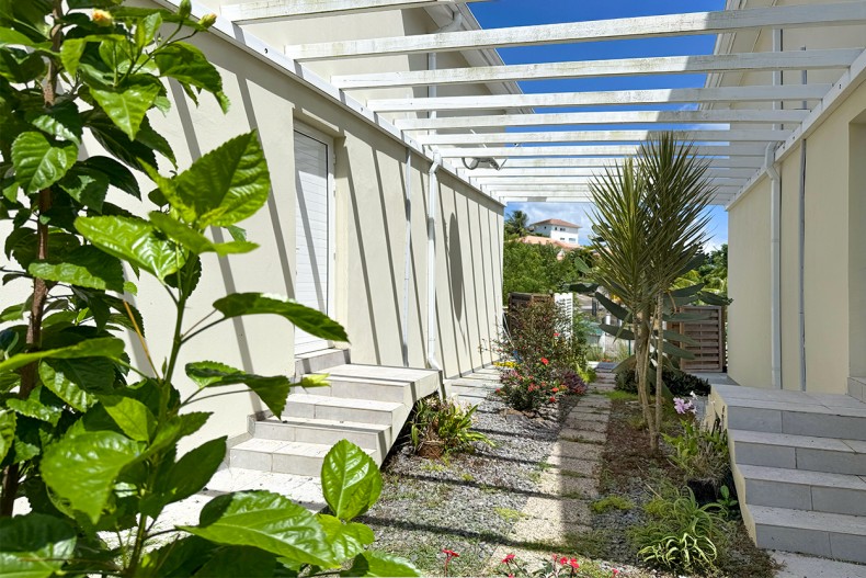 Accès au jardin entre les villas