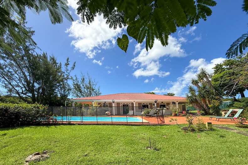 Location villa paisible le diamant piscine jardin