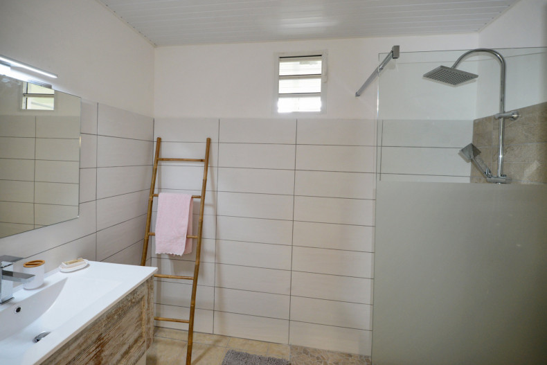 La salle d'eau dans le couloir