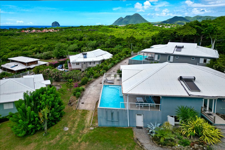 femme couchée location Villa Martinique Diamant 13 pers