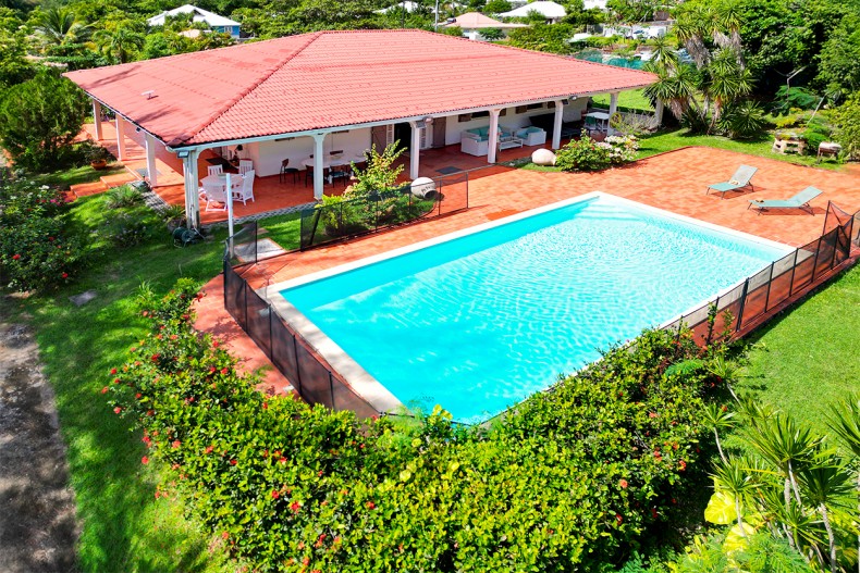 Location villa paisible le diamant piscine drone