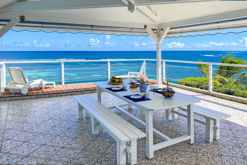 Villa Pointe Cap Est table mer